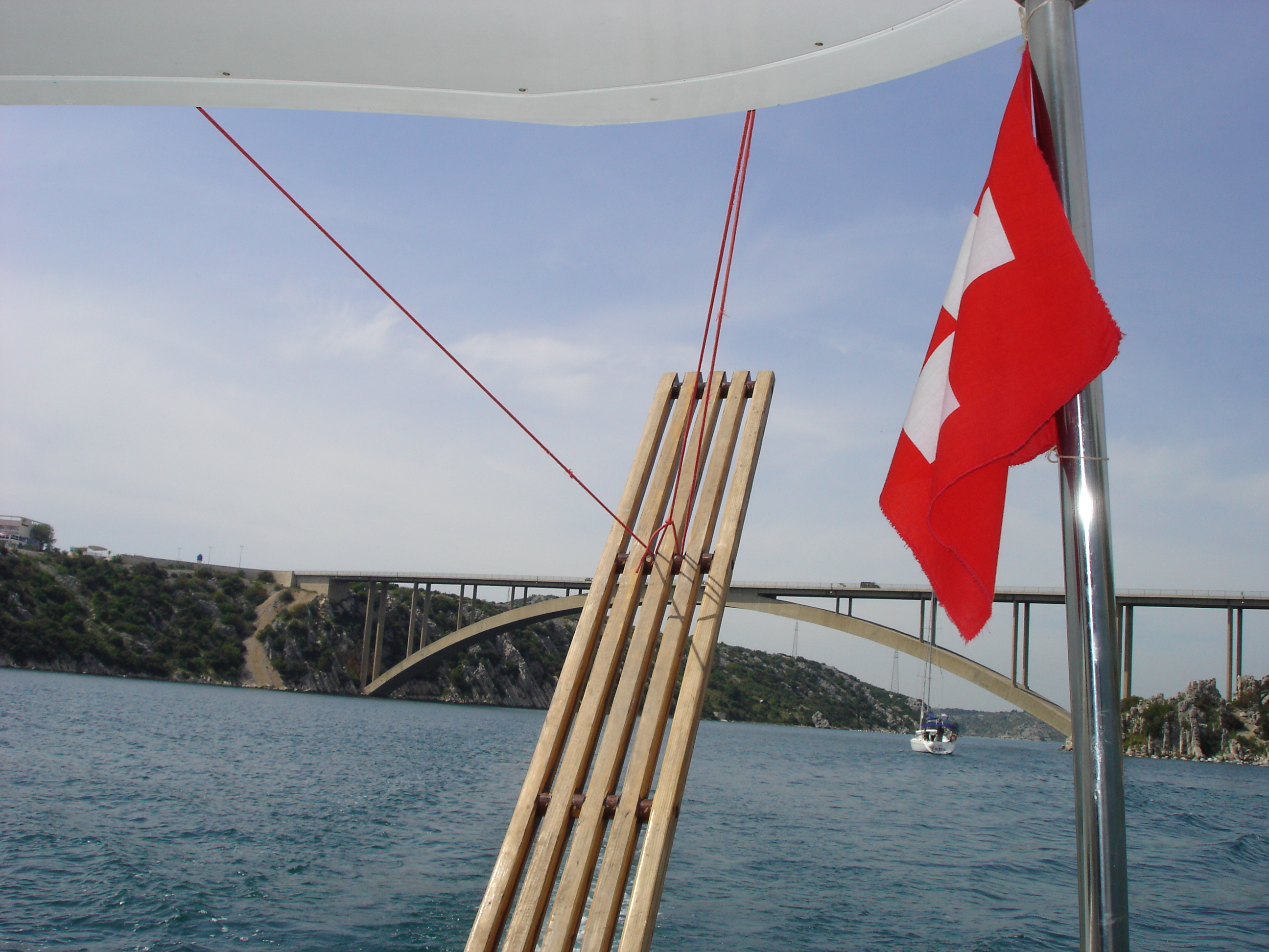 Blick vom Deck einer Segelyacht auf die Küste Kroatiens
